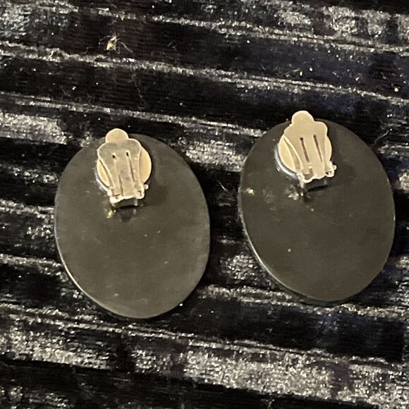 Vintage Egyptian Revival Wood Mother Of Pearl Inlay Portrait Clip On Earrings - Picture 4 of 5